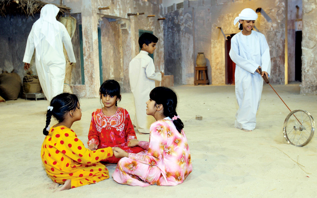 "فتيات يلعبن الصقلة"