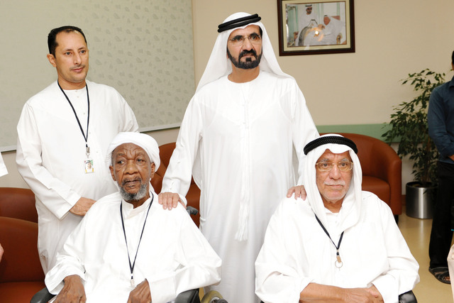 "لمســة حانية مـن القـائـد للأبـاء"