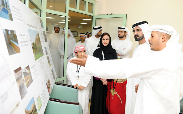 "محمد بن راشد خلال تفقده مراحل إنجاز مشروع مركز دبي لإعادة التأهيل بحضور مكتوم بن محمد وقاضي المروشد   \tتصوير ـــ سيف محمد"