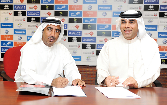 "يوسف عبد الله خلال توقيع التعاقد الرسمي مع مهدي علي \t من المصدر"