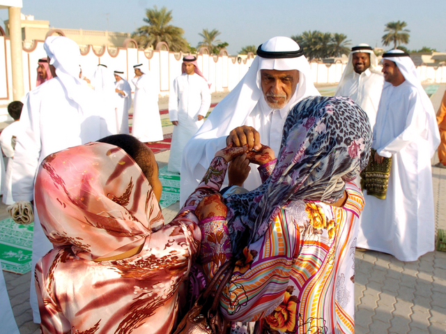 "العيدية تُفرح الأطفال وتحثهم على زيارة الجيران والأقارب\t «أرشيفية»"