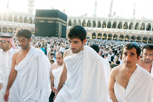 "حمدان بن محمد وسعيد بن جمعة وخليفة سليمان اثناء اداء العمرة\t تصوير - علي عيسى"