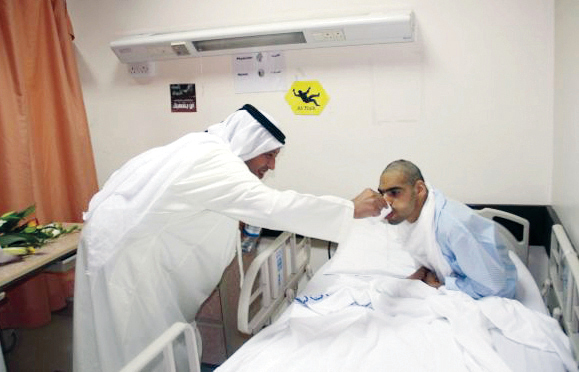 "سعيد بن طحنون يساعد احد المرضى على تلقي العلاج"