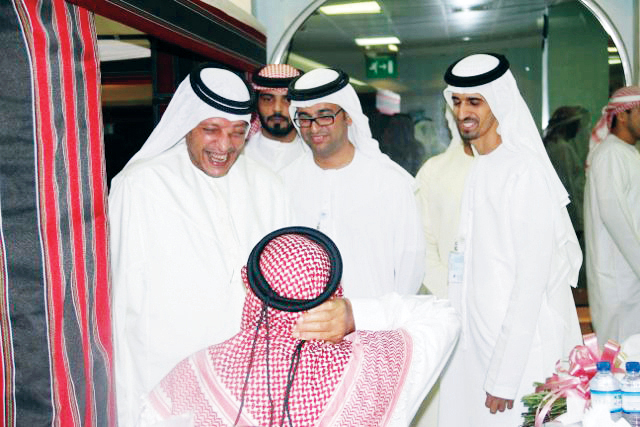 ".. ويطمئن على صحة احد المرضى \tمن المصدر"