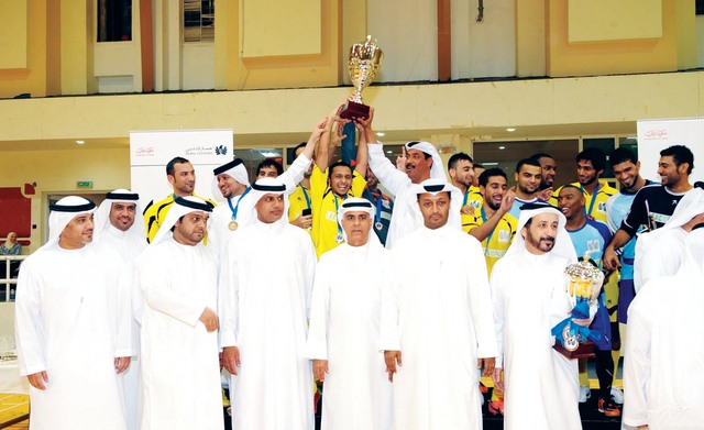 "المقهوي يرفع كأس البطولة بحضور المسئولين واللاعبين\t\t( من المصدر)"