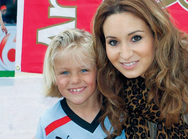 "بوشرا زوجة فان بيرسى المغربيه و ابنه ارشيفيه"