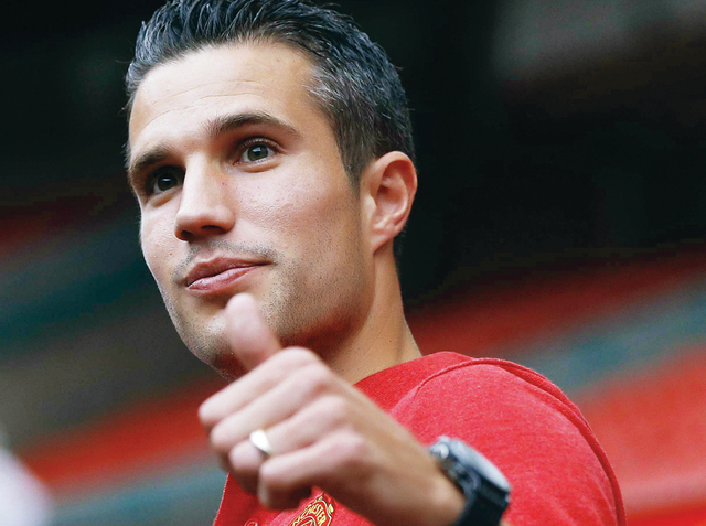 "فان بيرسى بفانيلة اليونايتد رويترز"