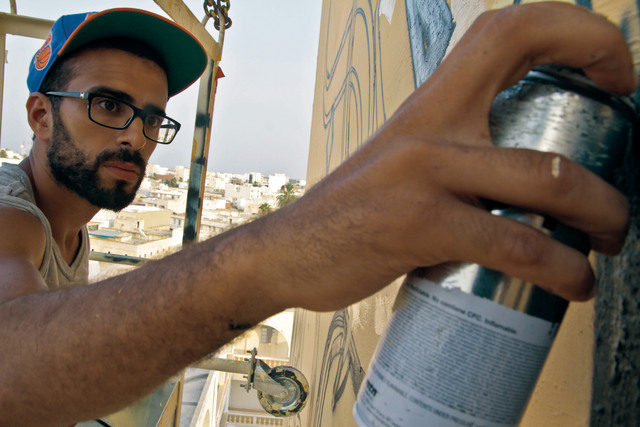 "السيد منهمكاً في صبغ جداريته"