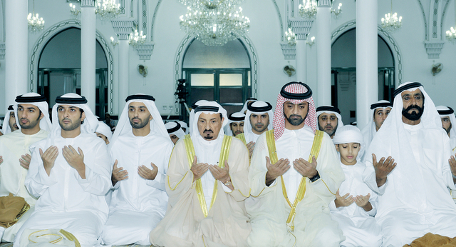 "النعيمي وولي العهد واحمد وعبد العزيز وراشد بن حميد يتضرعون إلى الله خلال صلاة العيد"