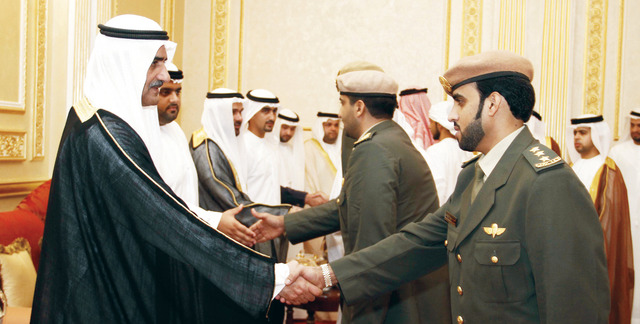 "حاكم الفجيرة خلال استقبال رجال القوات المسلحة"