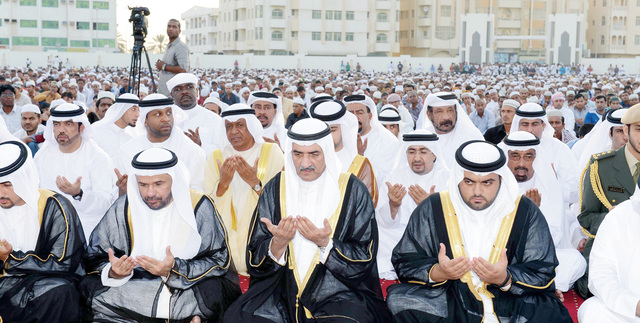 "الشرقي وإلى جانبه ولي العهد وجموع المصلين يبتهلون إلى الله في العيد"