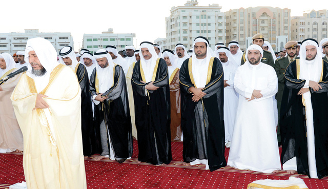"الشرقي وولي عهده والشيوخ يؤدون الصلاة \tوام"