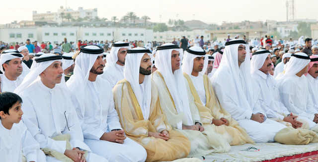 "سعود بن صقر وولي عهده والشيوخ والمسؤولون خلال الاستماع إلى خطبة العيد\t وام"