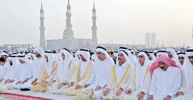 ".. سموه يؤدي صلاة العيد"