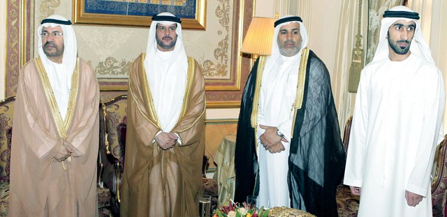 "مهنئون بالعيد"