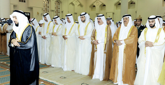"المعلا وولي عهده وحميد المعلا والشيوخ يؤدون صلاة العيد \tوام"