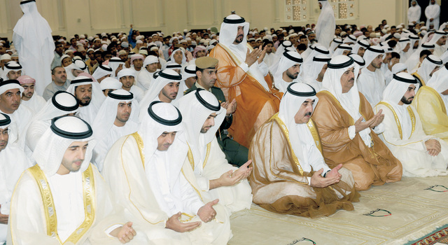 "الشيوخ خلال الاستماع للخطبة ويبتهلون الى الله"