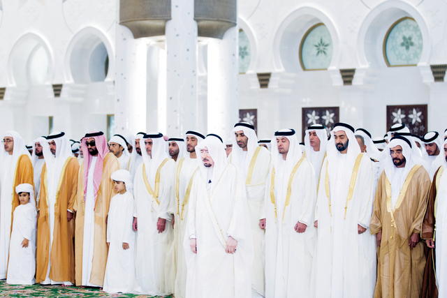 "محمد بن زايد يؤدي صلاة العيد مع الشيوخ وكبار المسؤولين \t وام"