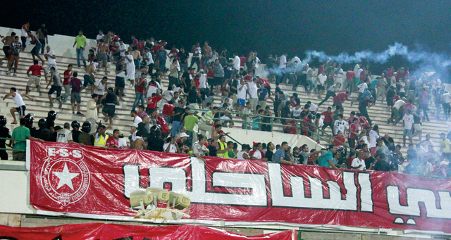 "جانب من أحداث الشغب التي تسببت في إيقاف المباراة\t من المصدر"