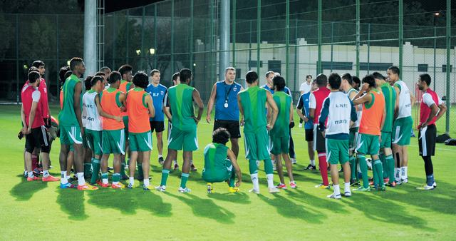 "كوزمين يلقي محاضرة خلال المران الختامي على ملعبه أول أمس\t\tمن المصدر"