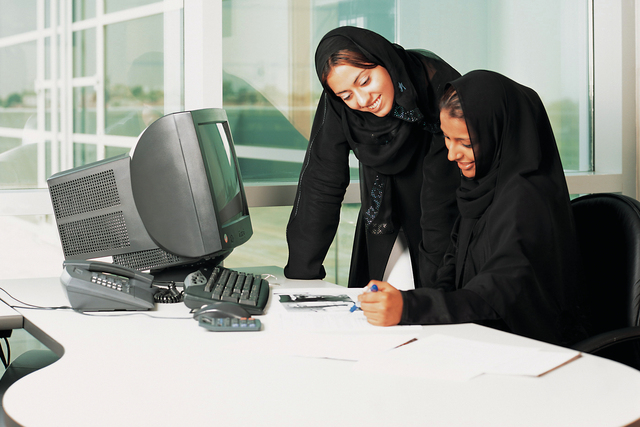 "حضور قوي للمرأة في مختلف المواقع في الامارات \tأرشيفية"