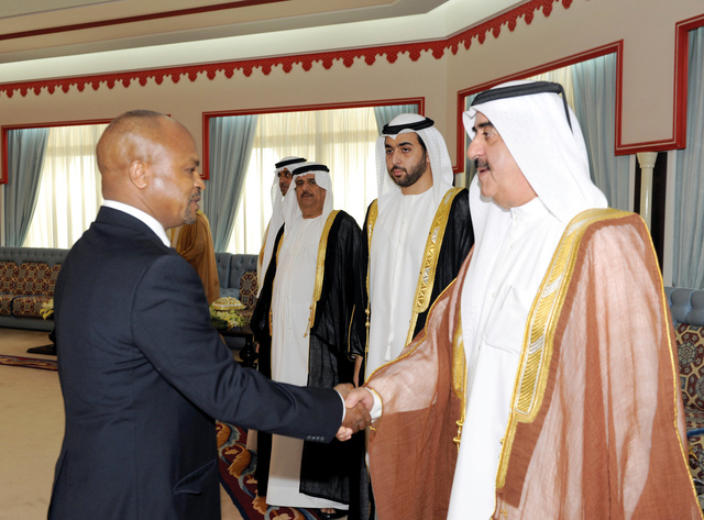 "المعلا وولي عهده وحميد المعلا خلال استقبال السفراء\t وام"