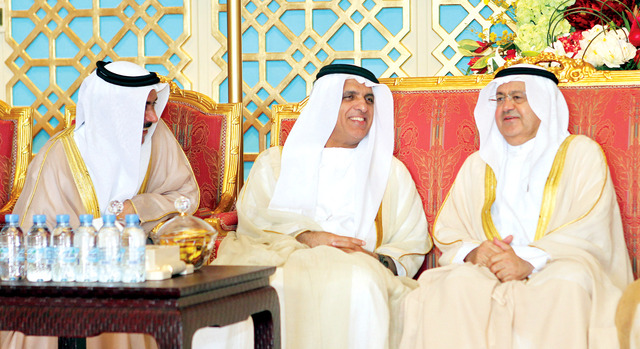 "حاكم رأس الخيمة في حديث مع المدفع وأحد الضيوف"