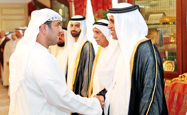 "وسموه يستقبل المهنئين بحضور محمد بن سعود وجمعة الماجد"
