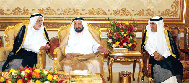 "حاكم الشارقة في حديث مع الغرير والضيوف"