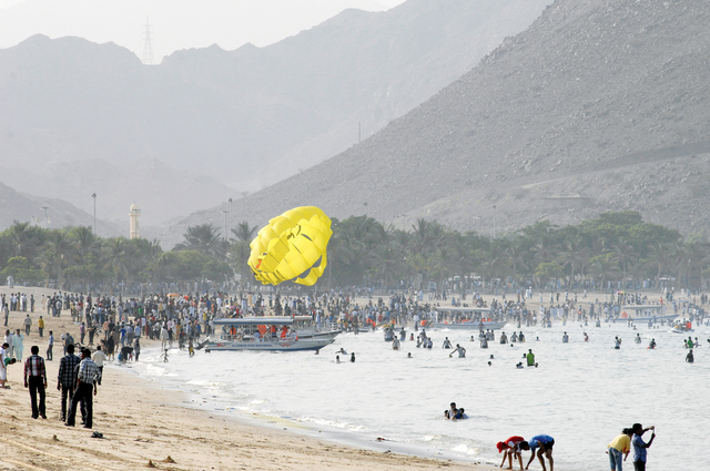 "مئات العائلات توافدت على «كورنيش خورفكان» في ثاني أيام العيد"