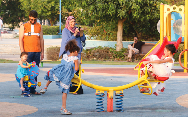 "حدائق أبوظبي شهدت إقبالاً كبيراً من الزوار في ثاني أيام العيد \t تصوير ــ مجدي اسكندر"