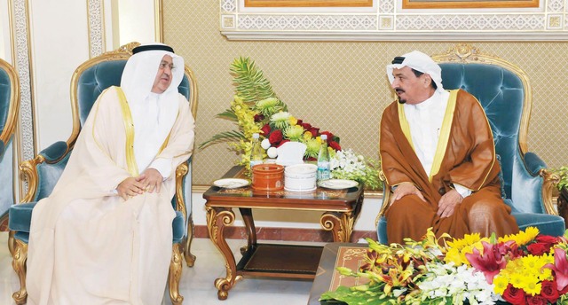 "وخلال استقبال حمد المدفع"