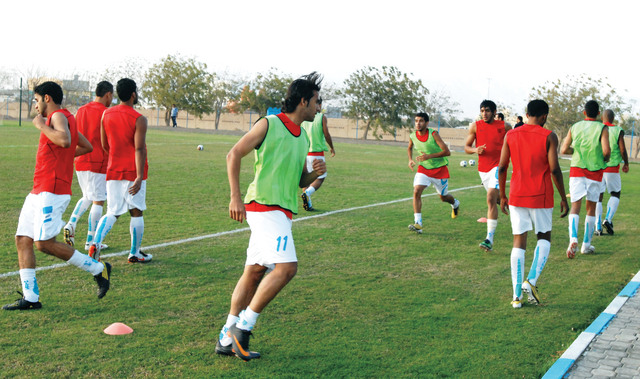 "دبا الفجيرة يواصل الإعداد تأهباً لأضواء المحترفين\t تصوير: محمد منور"