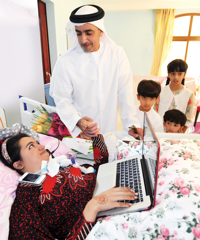 "سيف بن زايد وبصحبته أبناؤه خلال لقائه مع المريضة يسرى الهطالي"