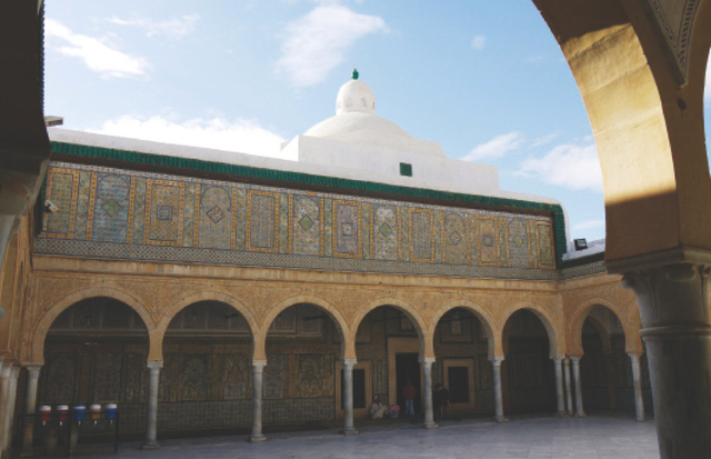 "نقوش اسلامية يضمها مسجد الأبواب الثلاثة"