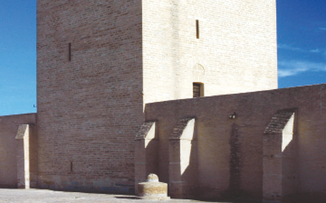 "مآذن شاهدة على عظمة الحضارة"