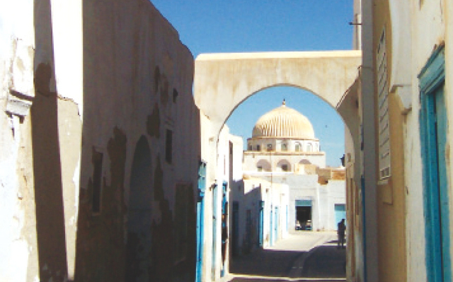 "إحدى بوابات المدينة التقليدية"