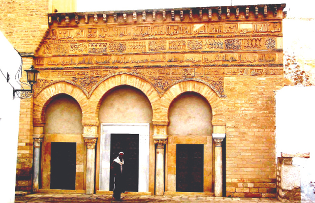 "مسجد الأبواب الثلاثة تاريخ إسلامي عريق في القيروان التونسية"