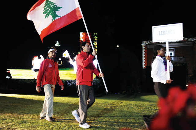"نبيل مراد يرفع العلم اللبناني"