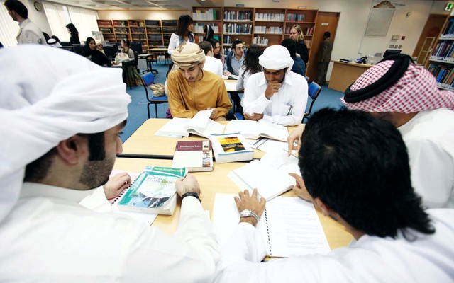 "طلبة في جامعة دبي\tمن المصدر"