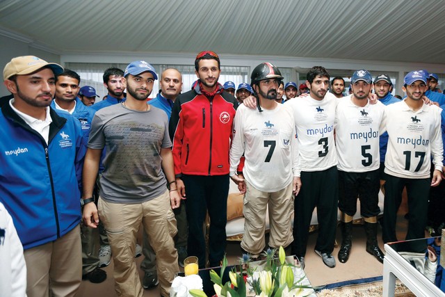 "محمد بن راشد يتوسط حمدان بن محمد وماجد بن محمد ومنصور بن محمد وناصر بن حمد وراشد بن دلموك"