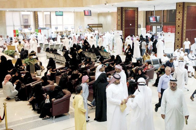 "اقبال كبير في أول يوم لتسليم مفاتيح المنازل الجديدة وسرعة في انجاز المعاملات \tتصوير مجدي اسكندر"