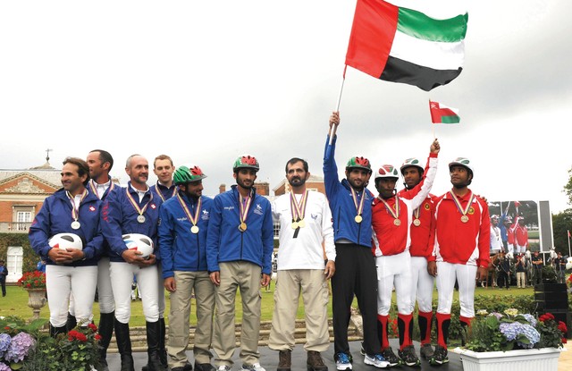 "محمد بن راشد يتوسط أبطال الإمارات"