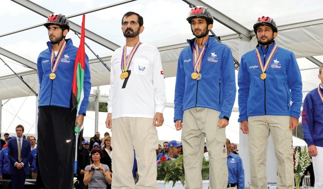 "محمد بن راشد يتوسط فرسان الإمارات على المنصة بعد التتويج"
