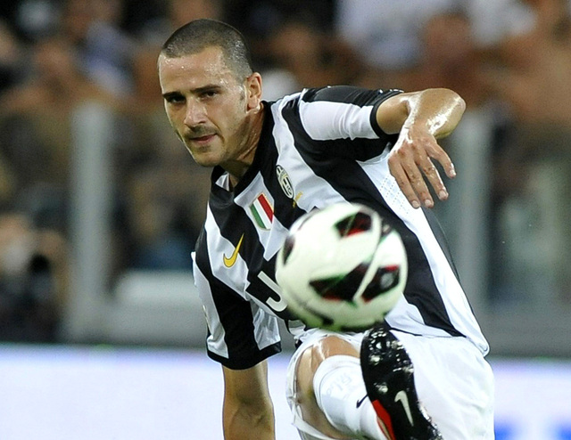 "بونوتشى لاعب يوفنتوس فى هجمه على مرمى بارما \t رويترز"