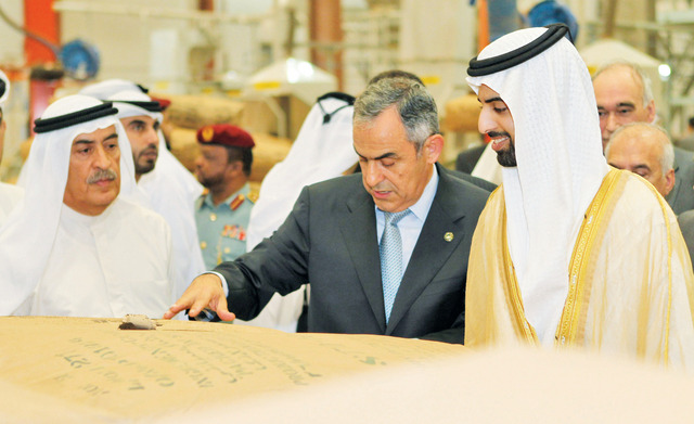 "وسموه يطلع على مراحل الانتاج المختلفة في المصنع \tوام"