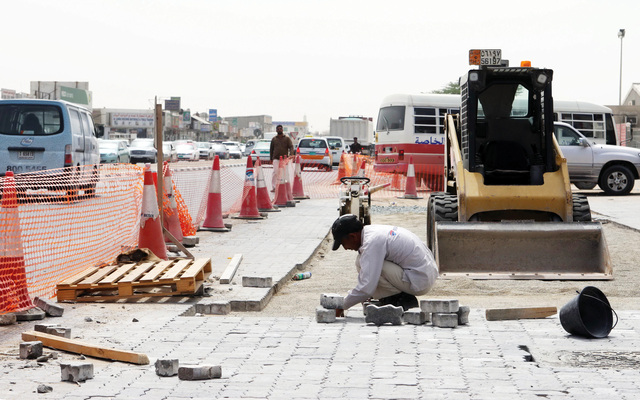 "مواصلة العمل في مشاريع الطرق \tتصوير ـــ غلام كاركر"