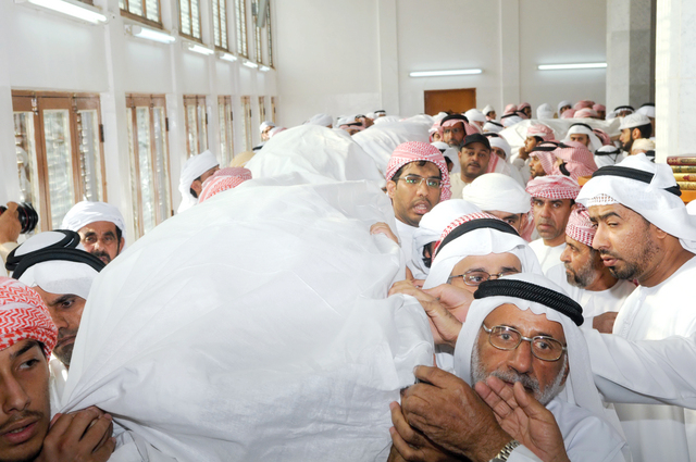 "مواطنون يحملون الجثامين للصلاة عليها"