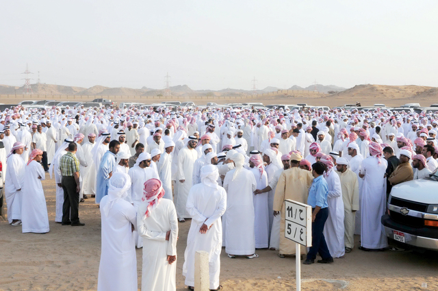 "جموع المشاركين في تشييع الجثامين"