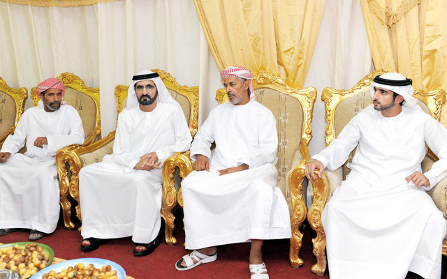 "محمد بن راشد يقدم واجب العزاء لعائلة الكعبي بحضور حمدان بن محمد \tتصوير ـــ سيف محمد"
